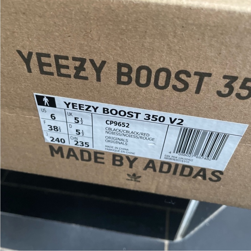Yeezy size 6 black and ref insole is missing